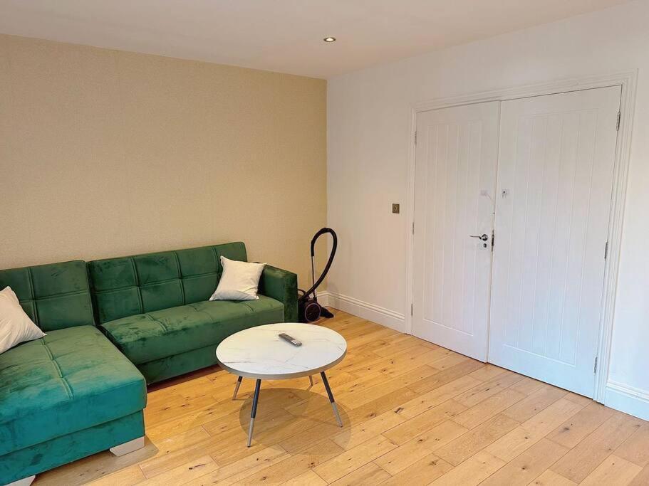1 Bed Room Flat Near Central Лондон Экстерьер фото