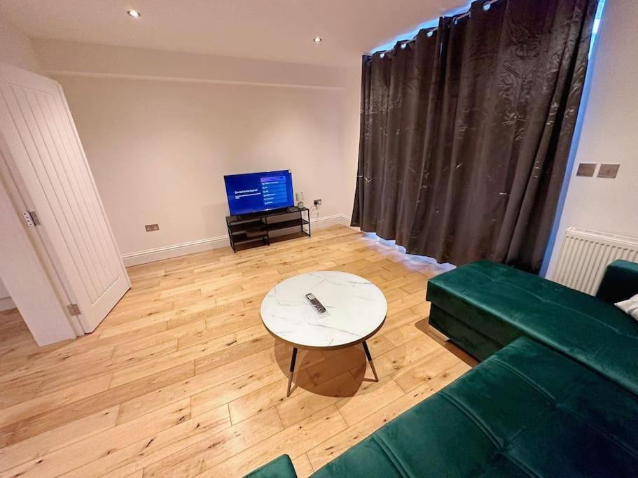 1 Bed Room Flat Near Central Лондон Экстерьер фото